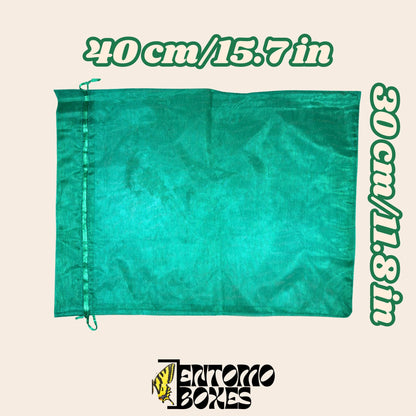Green mesh caterpillar breeding bag on a beige background, shown with dimensions 30 x 40 cm (11.8 x 15.7 in).